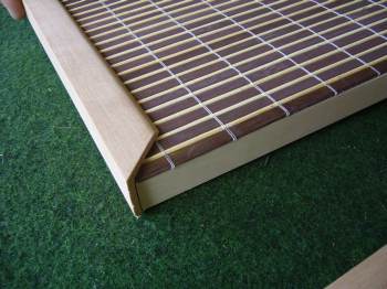 Bambusowa tapeta przyklejona na tłoczone drewno